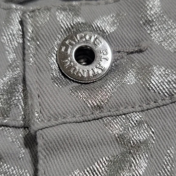 Chico's Platinum Denim Leopard Print Metallic Crop Jeans Size 3 (38) Silver - Picture 9 of 14